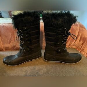 Khombu women’s Kandice tall Lace up faux fur snow boot